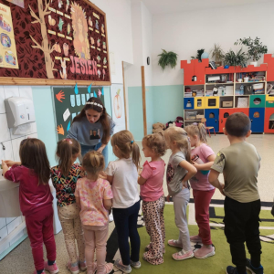 Ćwiczenia praktyczne w myciu rąk według omówionej instrukcji