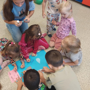 Wspólna praca nad plakatem