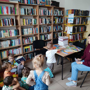 Program Mała książka, wielki człowiek-grupa młodsza w bibliotece publicznej