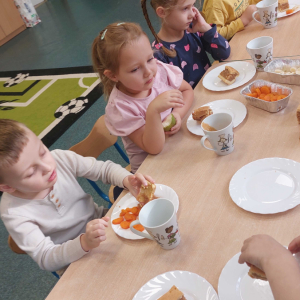 Degustacja przekąsek owocowo-warzywnych