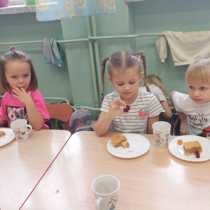 Degustacja przekąsek owocowo-warzywnych