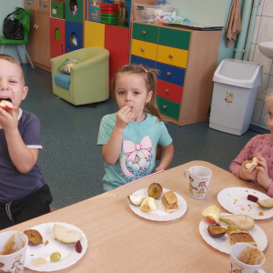 Degustacja przekąsek owocowo-warzywnych