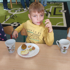 Degustacja przekąsek owocowo-warzywnych