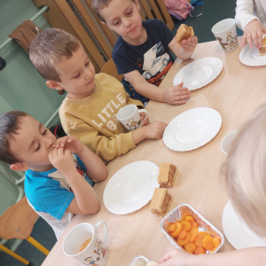 Degustacja przekąsek owocowo-warzywnych