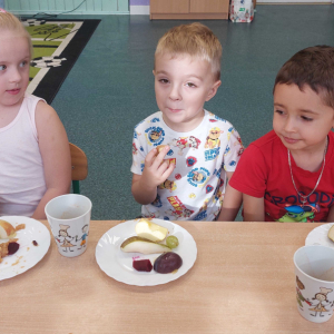 Degustacja przekąsek owocowo-warzywnych