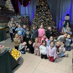 Wspólne zdjęcie przy choince.