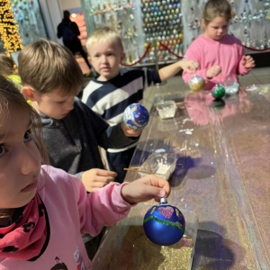 Warsztaty plastyczne - samodzielne ozdabianie bombek.