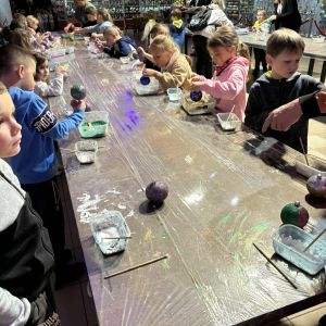 Warsztaty plastyczne - samodzielne ozdabianie bombek.