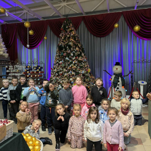 Wspólne zdjęcie przy choince.