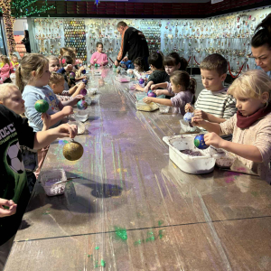 Warsztaty plastyczne - samodzielne ozdabianie bombek.