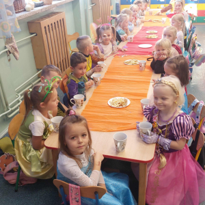 Dzień Postaci z Bajek w grupie średniej- poczęstunek