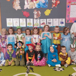 Dzień Postaci z Bajek w grupie średniej- wspólna fotka