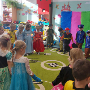 Dzień Postaiz Bajek w grupie średniej - zabawa w kole