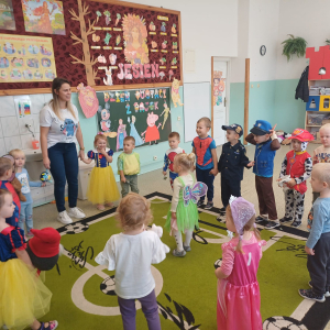 Dzień Postaci z Bajek w gr. młodszej- zabawy w kole