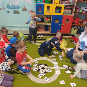 Dzień Postaci z Bajek w gr. młodszej- dopasuj cień do postaci