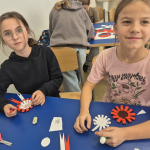 Sklejanie kolejnych części biało-czerwonych kotylionów.