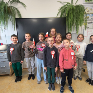 Uczniowie klasy IV z wykonanymi kokardami narodowymi.