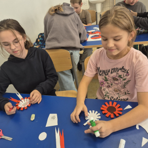 Sklejanie kolejnych części biało-czerwonych kotylionów.