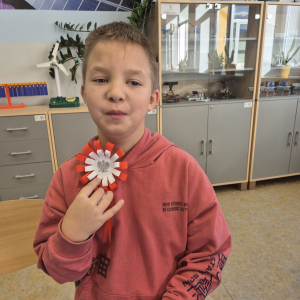 Prezentacja gotowej kokardy narodowej.