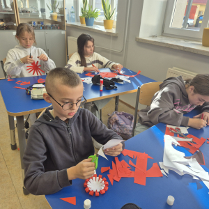 Praca nad elementami kokard narodowych