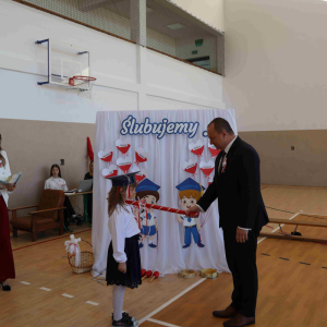 Symboliczny moment pasowania na ucznia.