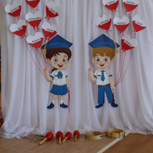 Dekoracja „Ślubujemy…” z imionami uczniów.