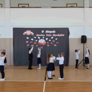 Część artystyczna w wykonaniu uczniów klasy pierwszej.