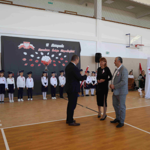 Wręczenie Dyrektorowi szkoły przez przedstawicieli rodziców symbolicznego atrybutu – długopisu do pasowania uczniów