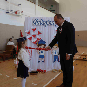 Symboliczny moment pasowania na ucznia.