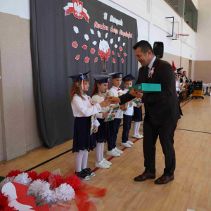 Wójt Gminy Dzwola wręcza pierwszoklasistom nagrody