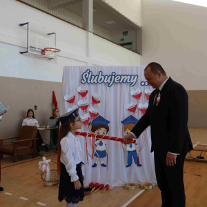 Symboliczny moment pasowania na ucznia.