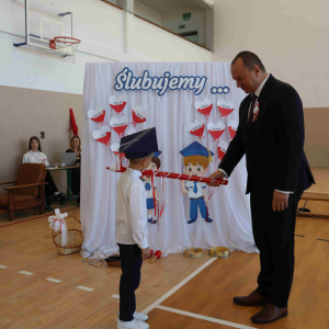 Symboliczny moment pasowania na ucznia.