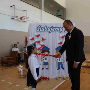 Symboliczny moment pasowania na ucznia.