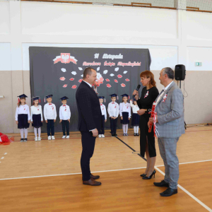 Wręczenie Dyrektorowi szkoły przez przedstawicieli rodziców symbolicznego atrybutu – długopisu do pasowania uczniów