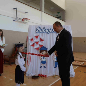 Symboliczny moment pasowania na ucznia.