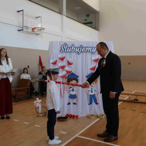 Symboliczny moment pasowania na ucznia.