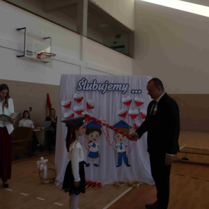 Symboliczny moment pasowania na ucznia.