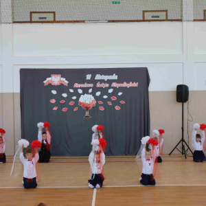 Część artystyczna w wykonaniu uczniów klasy pierwszej.