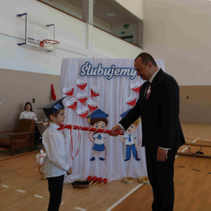 Symboliczny moment pasowania na ucznia.