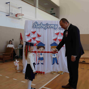 Symboliczny moment pasowania na ucznia.