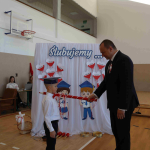 Symboliczny moment pasowania na ucznia.