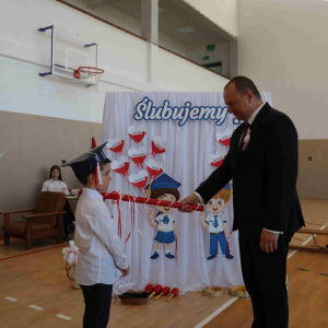 Symboliczny moment pasowania na ucznia.