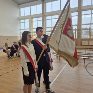 Poczet sztandarowy podczas uroczystości.