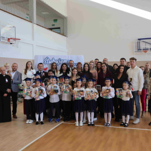 Pierwszoklasiści i zaproszeni Goście.