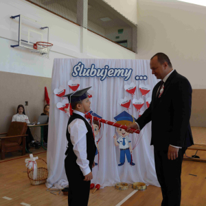 Symboliczny moment pasowania na ucznia.