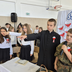 Scenka historyczna w wykonaniu uczniów