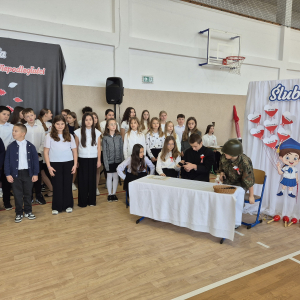 Scenka historyczna w wykonaniu uczniów