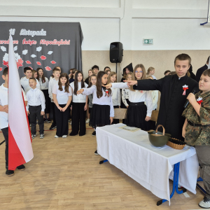 Scenka historyczna w wykonaniu uczniów