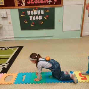 Komu uda się nie zrzucić jabłka...