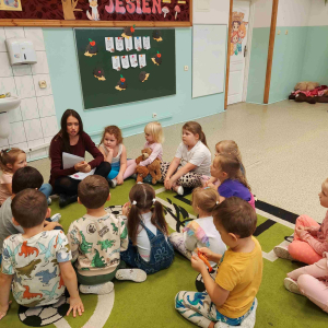 Słuchamy wiersza ,,Tęczowy Jeż''